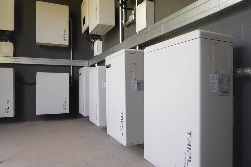 Bateria para sistema solar: entenda se vale a pena instalar