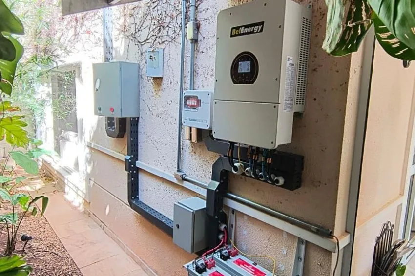 Sistema híbrido mantém residência operando durante apagões e se torna referência entre vizinhos